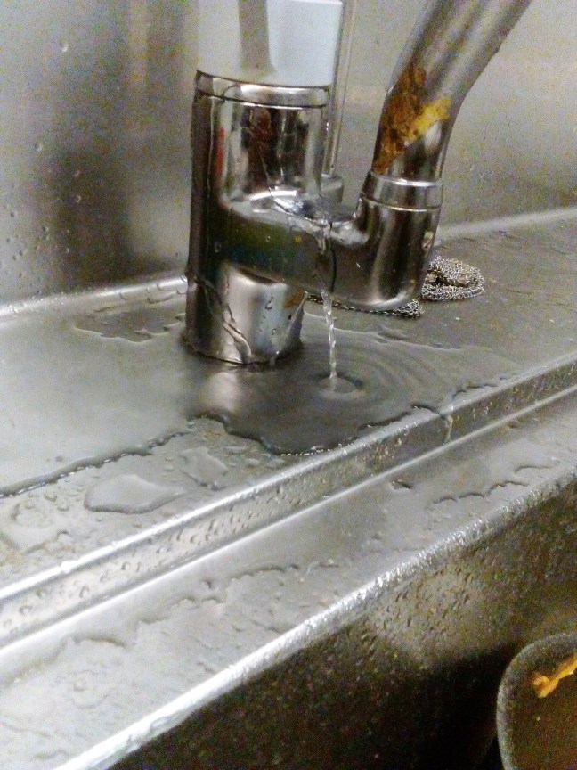 Aprende cómo detectar fugas de agua en tu red doméstica.